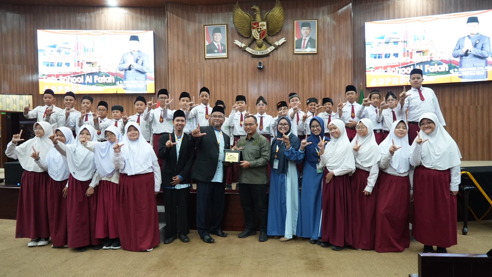 Bekasi - Puluhan siswa-siswi dari SDIT Labschool Al-Fatah menyambangi Kantor DPRD Kota Bekasi. Foto: Ist/Gobekasi.id.