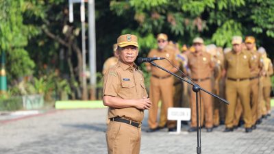 Bekasi - Sekretaris Daerah Kota Bekasi, Junaedi memimpin apel i Plaza Pemerintah Kota Bekasi. Foto: Ist/Gobekasi.id.