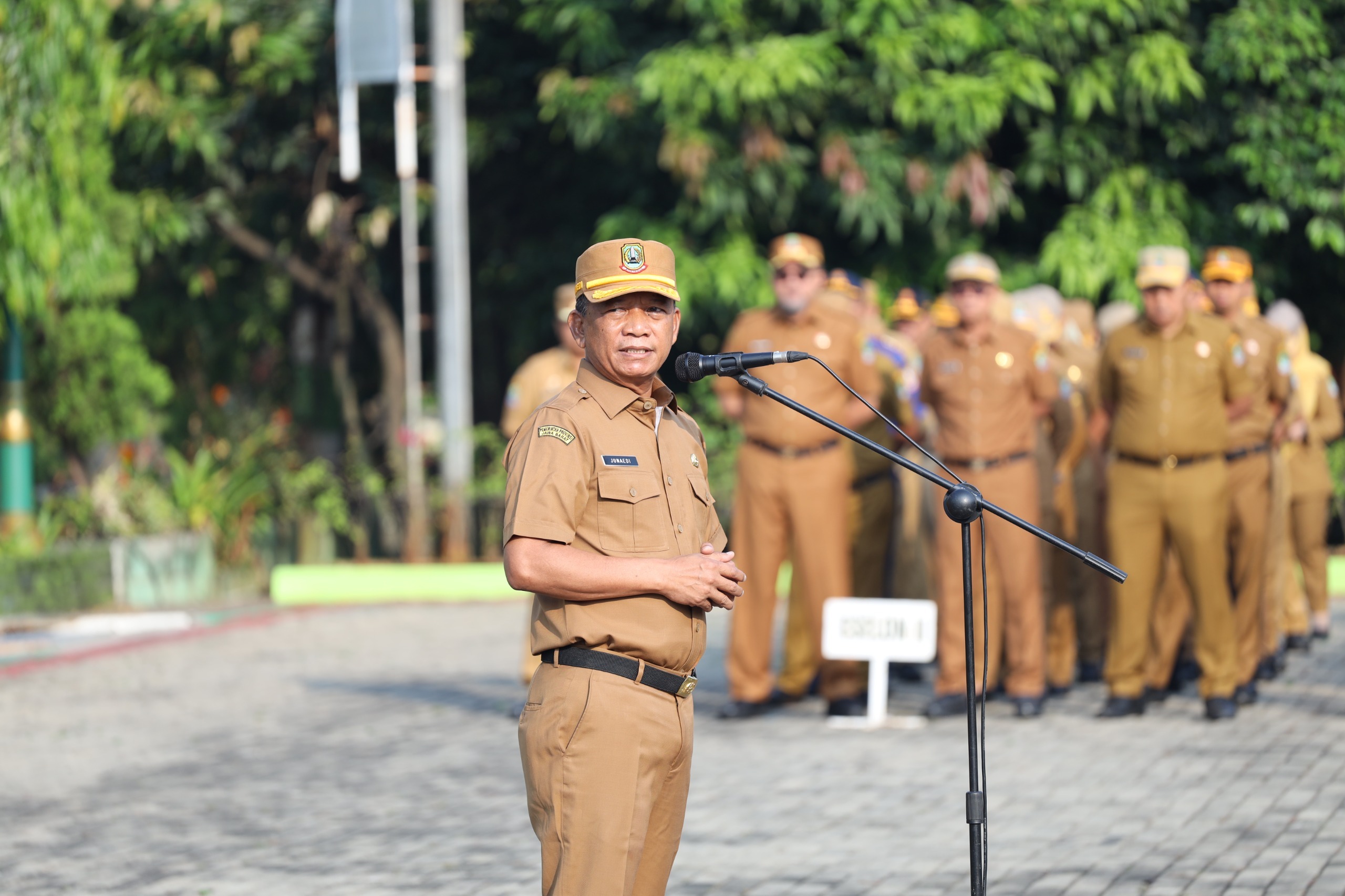 Bekasi - Sekretaris Daerah Kota Bekasi, Junaedi memimpin apel i Plaza Pemerintah Kota Bekasi. Foto: Ist/Gobekasi.id.