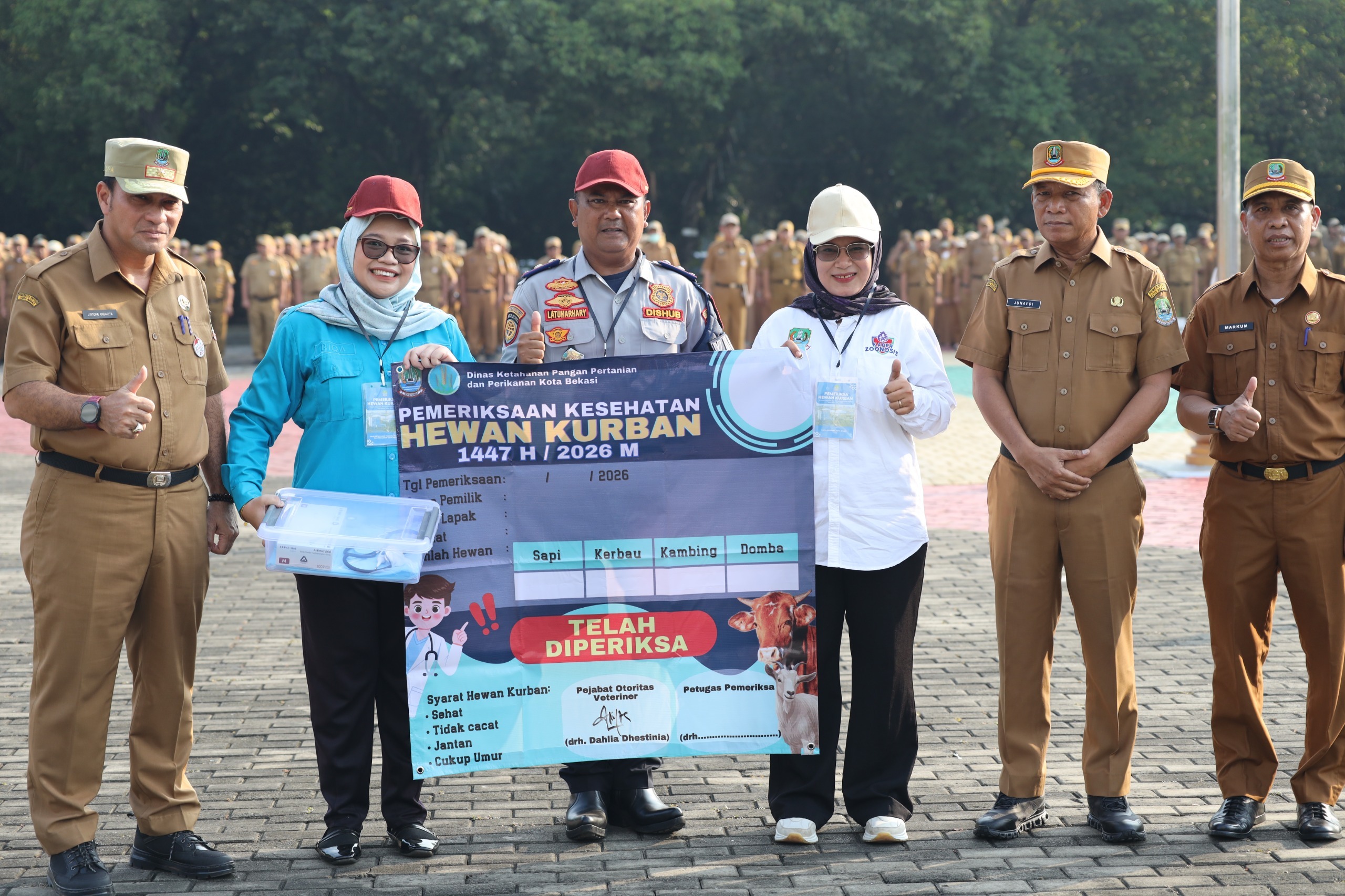 Bekasi - Sekretaris Daerah Kota Bekasi, Junaedi, resmi melepas Tim Terpadu Penyelenggaraan Kurban 2026 dalam sebuah upacara pelepasan di Plaza Pemerintah Kota Bekasi, Senin (11/5/2026). Foto: Ist/Gobekasi.id.