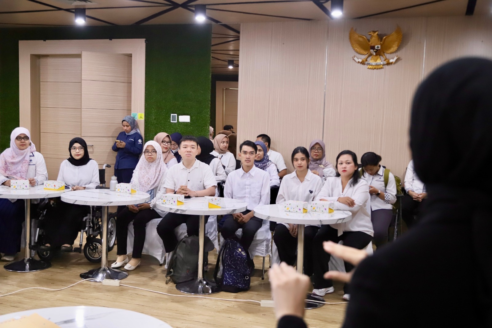 Bekasi - Seleksi kerja bagi penyandang disabilitas Tuli melalui pertemuan langsung dengan dunia usaha dalam skema rekrutmen berbasis kompetensi dan kesetaraan akses kerja yang diselenggarakan Kementerian Ketenagakerjaan (Kemnaker). Foto: Ist/Gobekasi.id.