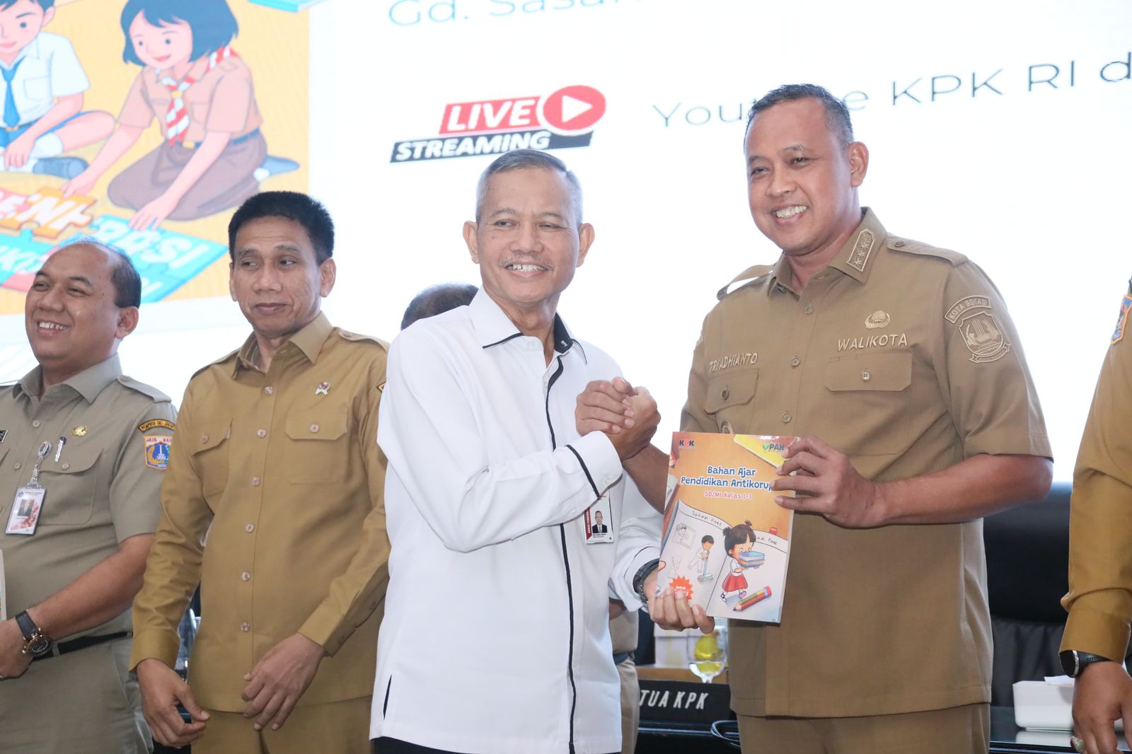 Bekasi - Wali Kota Bekasi, Tri Adhianto, menghadiri peluncuran buku panduan dan bahan ajar pendidikan antikorupsi di Gedung Sasana Bhakti Praja, Kementerian Dalam Negeri, Senin (11/5/2026). Foto: Ist/Gobekasi.id.