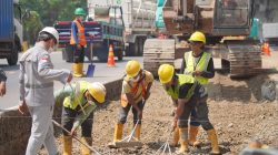 Bekasi - PT Jasamarga Transjawa Tol (JTT) tengah melakukan pemeliharaan jalan secara besar-besaran di KM 28+175 Ruas Jalan Tol Jakarta–Cikampek demi menjaga kualitas aspal. Foto: Ist/Gobekasi.id.