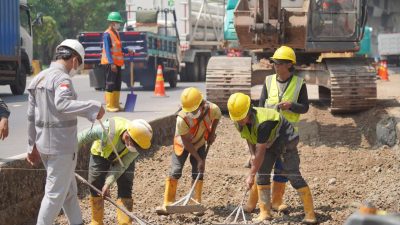 Bekasi - PT Jasamarga Transjawa Tol (JTT) tengah melakukan pemeliharaan jalan secara besar-besaran di KM 28+175 Ruas Jalan Tol Jakarta–Cikampek demi menjaga kualitas aspal. Foto: Ist/Gobekasi.id.