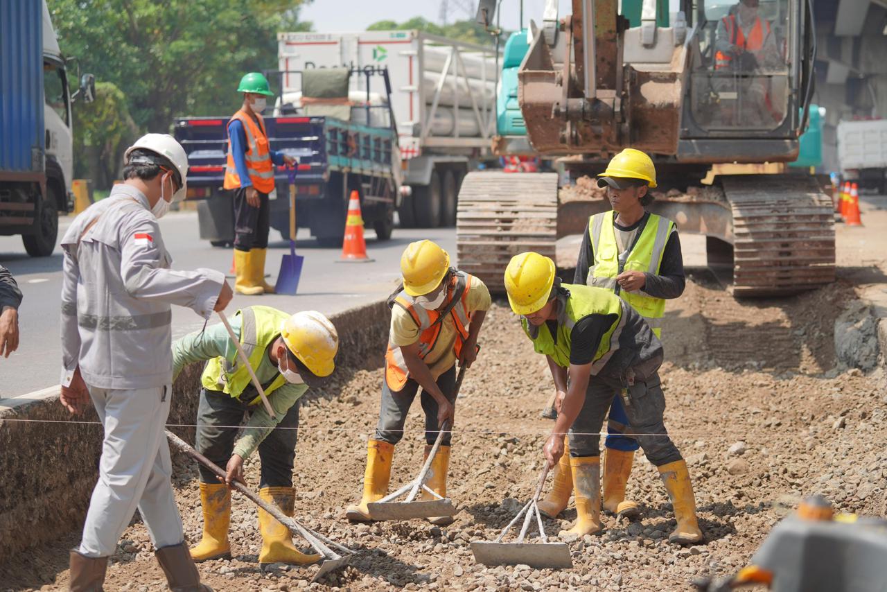 Bekasi - PT Jasamarga Transjawa Tol (JTT) tengah melakukan pemeliharaan jalan secara besar-besaran di KM 28+175 Ruas Jalan Tol Jakarta–Cikampek demi menjaga kualitas aspal. Foto: Ist/Gobekasi.id.
