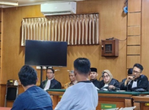 Bekasi - Saksi penyuap Bupati Bekasi, Sarjan saat menjawab cecar pertanyaan jaksa Komisi Pemberantasan Korupsi (KPK) di ruang sidang Pengadilan Negeri Bandung, Senin (11/5/2026). Foto: Ist/Gobekasi.id.