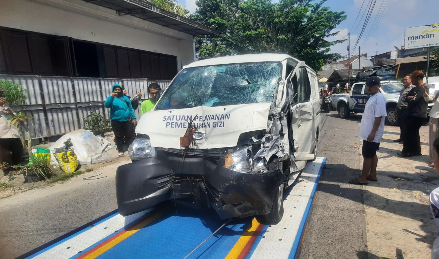 Bekasi - Kondisi mobil pengantar program Makan Bergizi Gratis (MBG) yang menabrak dua pedagang gerobak di Jalan Pulau Kalimantan Raya, Arenjaya, Bekasi Timur, Selasa (12/5/2026). Foto: Septian/Gobekasi.id.