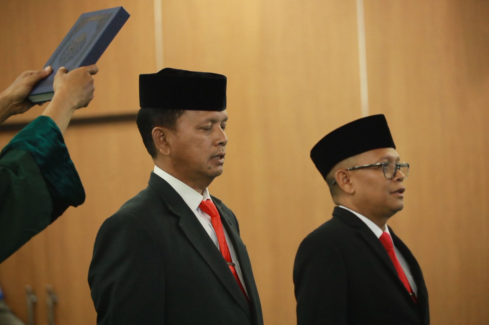 Bekasi - Dzikron resmi menjabat sebagai Kepala Dinas Tenaga Kerja (Disnaker), sementara Nadih Arifin dipercaya menahkodai Dinas Pariwisata dan Kebudayaan (Disparbud). Foto: Ist/Gobekasi.id.