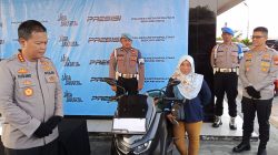 Bekasi - Kapolres Metro Bekasi Kota, Kusumo Wahyu Bintoro, saat memberikan keterangan pers berkaitan dengan modus perampasan sepeda motor yang menyasar remaja. Foto: Septian/Gobekasi.id.