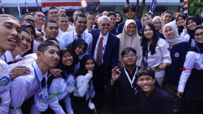 Bekasi - Sekretaris Jenderal Kemnaker, Cris Kuntadi bersama para lulusan SMA/SMK yang mendaftar Politeknik Ketenagakerjaan. Foto: Ist/Gobekasi.id.