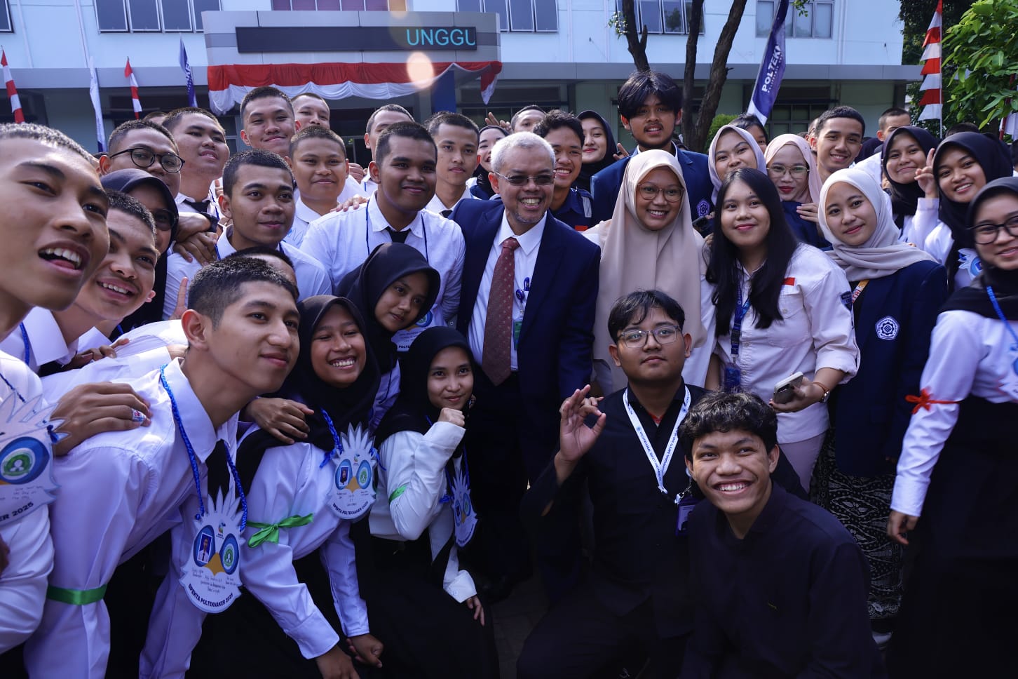 Bekasi - Sekretaris Jenderal Kemnaker, Cris Kuntadi bersama para lulusan SMA/SMK yang mendaftar Politeknik Ketenagakerjaan. Foto: Ist/Gobekasi.id.