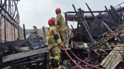 Bekasi - Petugas Disdamkarmat Kota Bekasi melalukan pemadaman tiga bangunan di Jalan Irigasi, Kelurahan Medan Satria, Kecamatan Medan Satria, Kota Bekasi, pada Jumat (15/5/2026). Foto: Septian/Gobekasi.id.