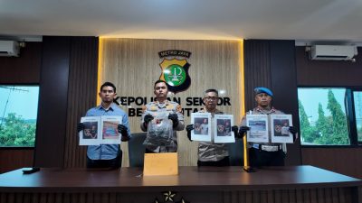 Bekasi - Kapolsek Bekasi Utara, Tono Listianto, merilis kasus pencurian kabel penangkal petir yang melibatkan tiga remaja putus sekolah. Foto: Septian/Gobekasi.id.