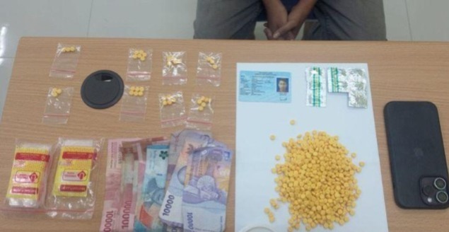 Bekasi - Barang bukti obat keras dan uang tunai hasil penjualan para pelaku yang disita Polsek Babelan. Foto: Ist/Gobekasi.id.