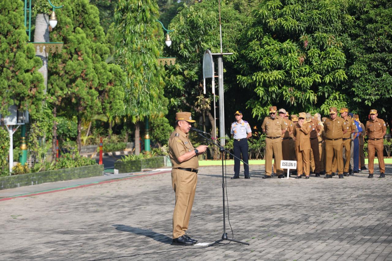 Bekasi - Hari pertama Abdul Harris Bobioe saat menjabat Pelaksana Harian (Plh) Wali Kota Bekasi, memimpin apel pagi gabungan aparatur Pemerintah Kota Bekasi, Senin (18/5/2026). Foto: Ist/Gobekasi.id.