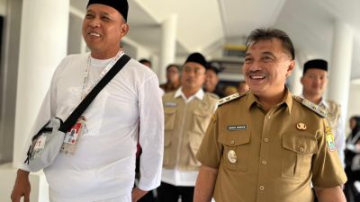 Bekasi - Abdul Harris Bobihoe mengantar Wali Kota Bekasi Tri Adhianto berangkat menunaikan ibadah haji di Asrama Haji Emarkasi Bekasi, Senin (18/5/2026). Foto: Ist/Gobekasi.id.