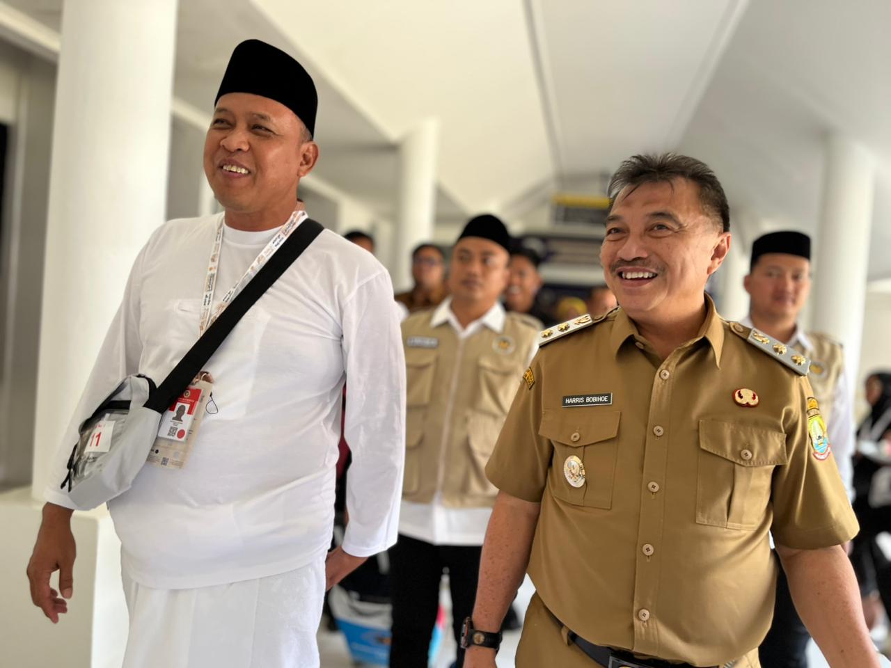 Bekasi - Abdul Harris Bobihoe mengantar Wali Kota Bekasi Tri Adhianto berangkat menunaikan ibadah haji di Asrama Haji Emarkasi Bekasi, Senin (18/5/2026). Foto: Ist/Gobekasi.id.