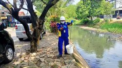 Tumpahan Cat 20 Liter Toko Kelontong Warnai Kali Rawalumbu, DLH Uji Sampel Air