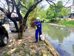 Tumpahan Cat 20 Liter Toko Kelontong Warnai Kali Rawalumbu, DLH Uji Sampel Air