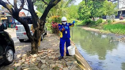 Bekasi - Petugas Dinas Lingkungan Hidup (DLH) Kota Bekasi mengambil sampel air Kali rawalumbu untuk di uji laboratorium. Foto: Ist/Gobekasi.id.