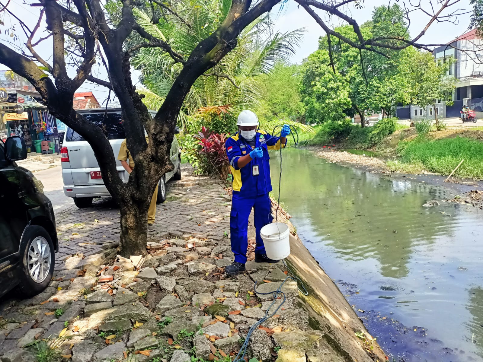 Bekasi - Petugas Dinas Lingkungan Hidup (DLH) Kota Bekasi mengambil sampel air Kali rawalumbu untuk di uji laboratorium. Foto: Ist/Gobekasi.id.