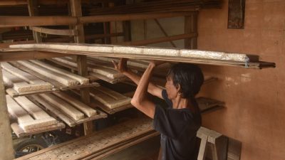 Bekasi - Aktivitas pengrajin Tempe di Gang Mawar, Kelurahan Margahayu, Kecamatan Bekasi Timur, Kota Bekasi. Foto: Septian/Gobekasi.id.
