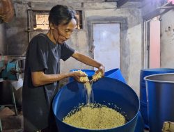Ironi Kurs Dolar dan Mangkraknya Tabungan Haji Pengrajin Tempe Bekasi