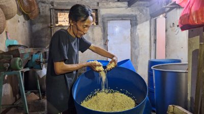 Bekasi - Bondan Daryono, pria berusia 48 tahun yang sudah dua dekade menjadi pengrajin tempe di Gang Mawar, Bekasi Timur, Kota Bekasi, Foto: Septian/Gobekasi.id.
