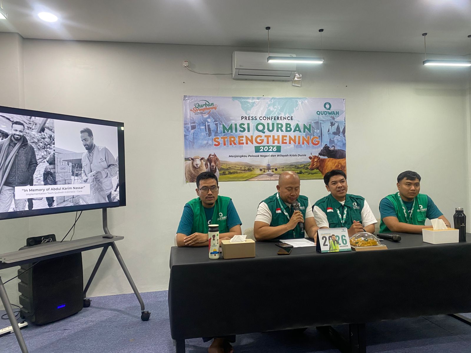 Bekasi - Presiden Direktur Qudwah Indonesia, Lukman Hakim, Direktur Program Qudwah Indonesia, Erwan Zaenal, Deputi Direktorat Marketing Qudwah Indonesia, Faris Abdul Aziz dan Deputi Head of Fundraising Qudwah Indonesia, Gerdiansyah Winandi dalam konferensi pers di Kota Bekasi, Rabu (20/5/2026). Foto: Gobekasi.id.