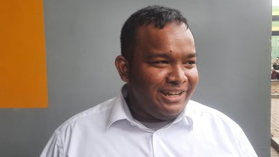 Bekasi - Afiful, salah satu pelamar managerial Kopdes Merah Putih yang merupakan sarjana Matematika di Stadion Patriot Candrabhaga. Foto: Septian/Gobekasi.id.