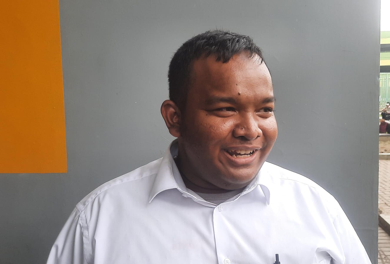 Bekasi - Afiful, salah satu pelamar managerial Kopdes Merah Putih yang merupakan sarjana Matematika di Stadion Patriot Candrabhaga. Foto: Septian/Gobekasi.id.