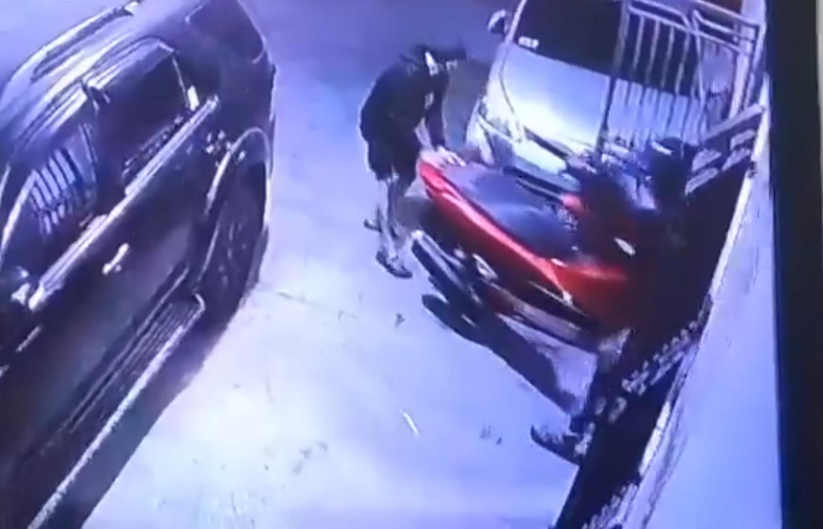 Bekasi - Komplotan maling menggondol satu unit Honda PCX merah milik penghuni kos di kawasan Margahayu, Kecamatan Bekasi Timur. Foto: Ist/Gobekasi.id.