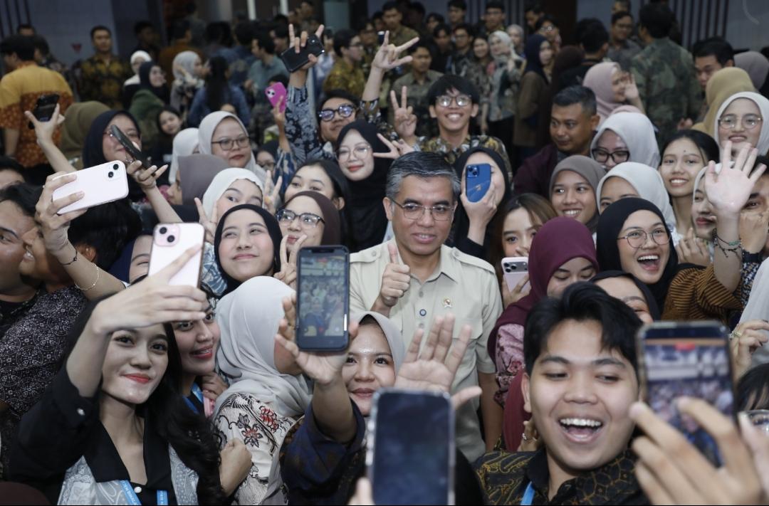 Bekasi - Menteri Ketenagakerjaan, Yassierli resmi melepas 1.105 peserta Program Magang Nasional Batch II. Foto: Ist/Gobekasi.id.