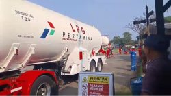 Bekasi - Proses relokasi pemindahan gas dalam tangki di SPBE Cimuning, Jumat (22/5/2026). Foto: Gobekasi.id.