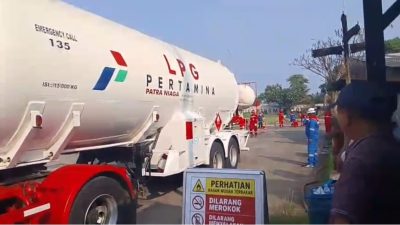 Bekasi - Proses relokasi pemindahan gas dalam tangki di SPBE Cimuning, Jumat (22/5/2026). Foto: Gobekasi.id.