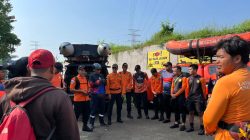 Bekasi - Operasi SAR melibatkan sejumlah unsur gabungan, antara lain Unit Siaga SAR Bekasi, BPBD Kota Bekasi, Polsek Jatiasih, KORGAD Rescue, SAR MTA, Satpol PP, Semut Rescue, Baznas Bekasi, dan AWIBB Rescue. Foto: Ist/Gobekasi.id.