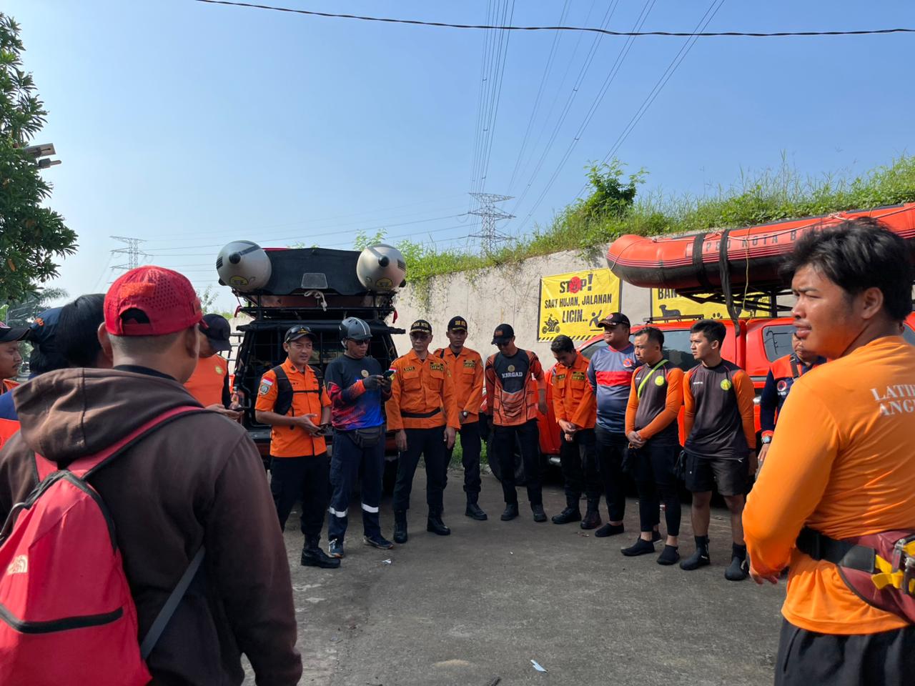 Bekasi - Operasi SAR melibatkan sejumlah unsur gabungan, antara lain Unit Siaga SAR Bekasi, BPBD Kota Bekasi, Polsek Jatiasih, KORGAD Rescue, SAR MTA, Satpol PP, Semut Rescue, Baznas Bekasi, dan AWIBB Rescue. Foto: Ist/Gobekasi.id.