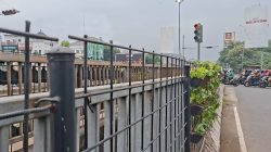 Bekasi - Tampak besi pembatas jalan di akses keluar Tol Bekasi Timur dicuri. Foto: Septian/Gobekasi.id.