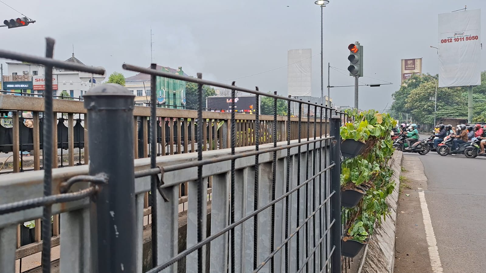 Bekasi - Tampak besi pembatas jalan di akses keluar Tol Bekasi Timur dicuri. Foto: Septian/Gobekasi.id.