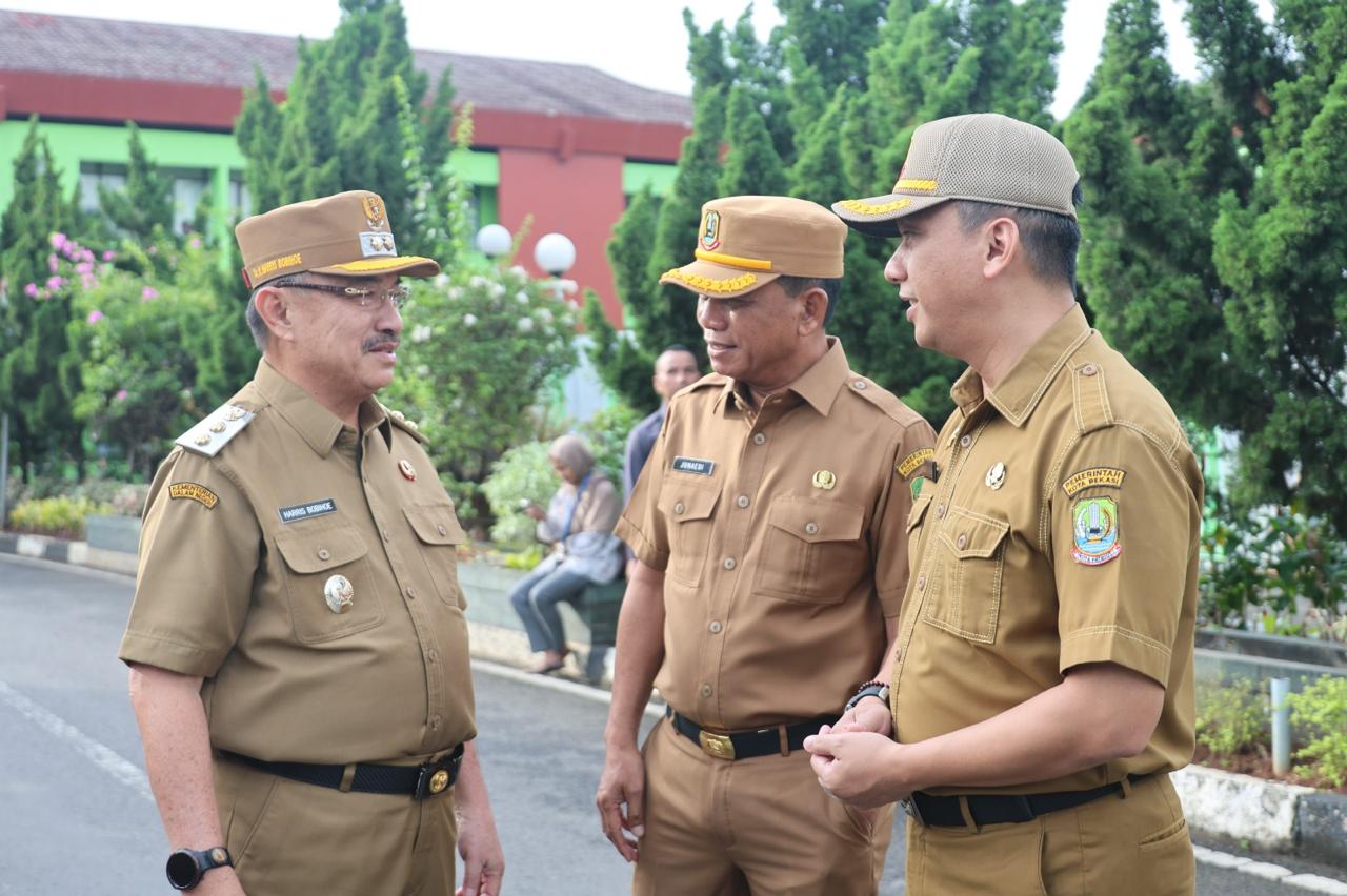 Bekasi - Pelaksana Harian (Plh) Wali Kota Bekasi, Abdul Harris Bobihoe bersama Sekda Junaedi usai memimpin apel pagi gabungan yang diikuti oleh seluruh aparatur sipil negara (ASN) di lingkungan Pemerintah Kota Bekasi, Senin (25/5/2026). Foto: Ist/Gobekasi.id.