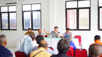 Bekasi - Sekretaris Dinas Perhubungan Kota Bekasi, Teguh Indrianto, dalam forum dialog dan sosialisasi yang berjalan alot bersama unsur kewilayahan, Lembaga Pemberdayaan Masyarakat (LPM), Badan Keswadayaan Masyarakat (BKM), serta pengurus RT/RW setempat di Aula Kelurahan Harapan Mulya, Senin (25/5/2026). Foto: Ist/Gobekasi.id.