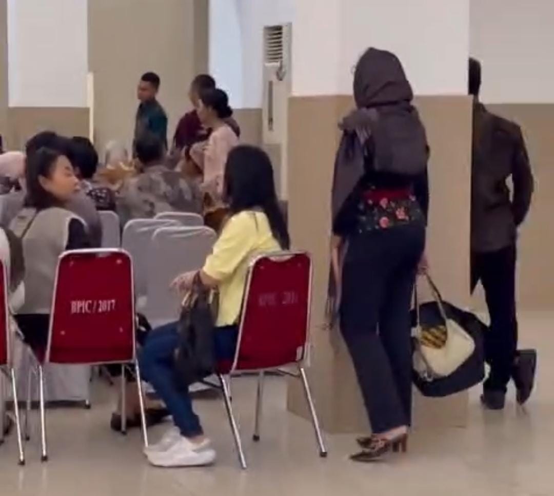 Bekasi - Acara [ernikahan warga yang viral diduga kena tipu WO di Islamic Centre Bekasi. Foto: Ist/Gobekasi.id.
