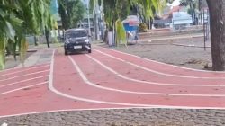 Bekasi - Tangkapan layar video sebuah mobil minibus masuk ke joggong track Alun Alun Kota Bekasi. Foto: Ist/Gobekasi.id.