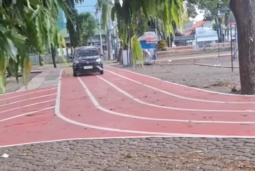 Bekasi - Tangkapan layar video sebuah mobil minibus masuk ke joggong track Alun Alun Kota Bekasi. Foto: Ist/Gobekasi.id.