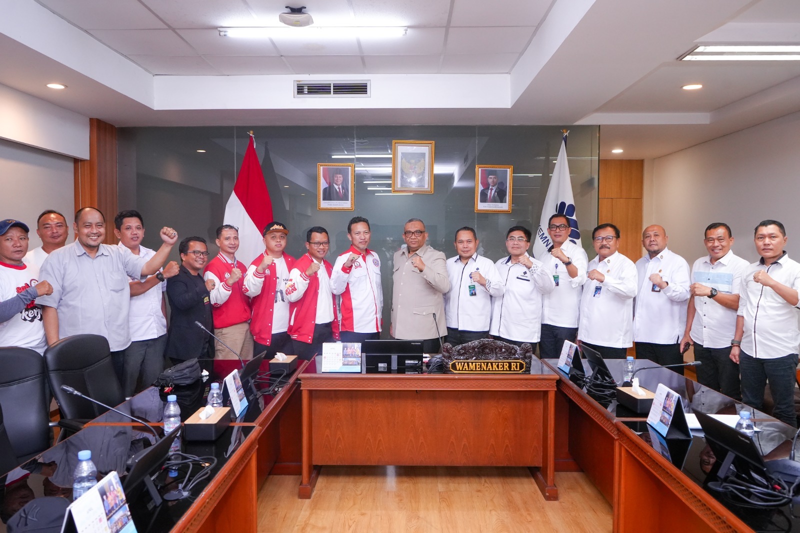 Bekasi - Wakil Menteri Ketenagakerjaan, Afriansyah Noor, turun langsung menemui massa aksi damai dari Federasi Serikat Pekerja Global Indonesia (F-SPGI) yang menggelar unjuk rasa di depan kantor Kemnaker, Jakarta, Senin (25/5/2026). Foto: Ist/Gobekasi.id.