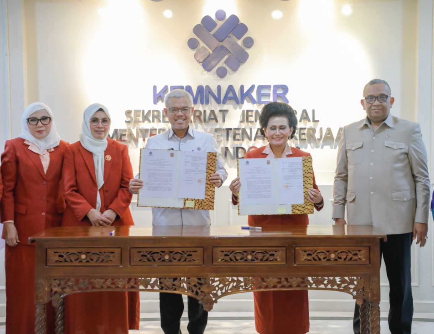 Bekasi - Sekretaris Jenderal Kemnaker, Cris Kuntadi, bersama Ketua Umum Kowani, Nannie Hadi Tjahjono menandatangani nota kesepahaman (MoU), di Jakarta, Senin (25/5/2026). Foto: Ist/Gobekasi.id.
