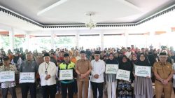 Bekasi - Pelaksana Harian (Plh) Wali Kota Bekasi, Abdul Harris Bobihoe bersama Badan Amil Zakat Nasional (Baznas) Kota Bekasi menyalurkan dana bantuan sosial dengan total nilai Rp 260.500.000, Selasa (26/5/2026). Foto: Ist/Gobekasi.id.