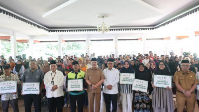 Bekasi - Pelaksana Harian (Plh) Wali Kota Bekasi, Abdul Harris Bobihoe bersama Badan Amil Zakat Nasional (Baznas) Kota Bekasi menyalurkan dana bantuan sosial dengan total nilai Rp 260.500.000, Selasa (26/5/2026). Foto: Ist/Gobekasi.id.