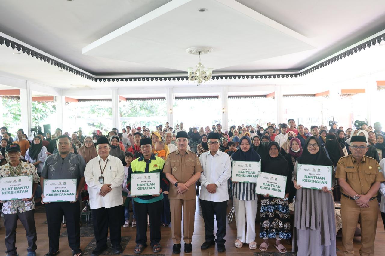 Bekasi - Pelaksana Harian (Plh) Wali Kota Bekasi, Abdul Harris Bobihoe bersama Badan Amil Zakat Nasional (Baznas) Kota Bekasi menyalurkan dana bantuan sosial dengan total nilai Rp 260.500.000, Selasa (26/5/2026). Foto: Ist/Gobekasi.id.