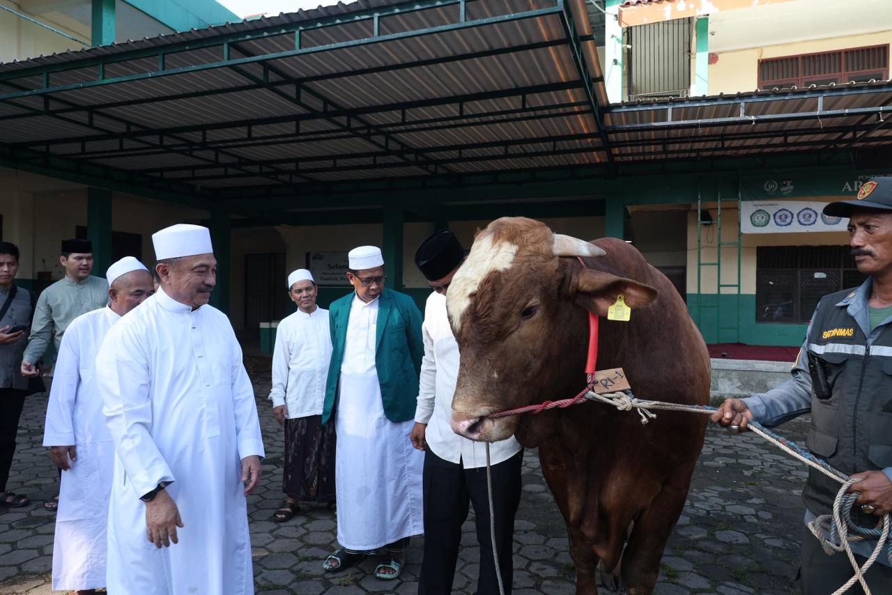 Bekasi - Pelaksana Harian (Plh) Wali Kota Bekasi, Abdul Harris Bobihoe menyerahkan secara resmi sapi kurban bantuan Presiden Republik Indonesia, Prabowo Subianto, di Masjid Al-Mukhlisin, Kompleks Pondok Pesantren Ar-Ridwan, Kelurahan Jatiluhur, Kecamatan Jatiasih, Kota Bekasi, Rabu (27/5/2026). Foto: Ist/Gobekasi.id.